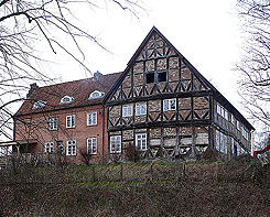 Herrenhaus, Sdgiebel mit Anbau (Foto: Ruchhft, 2007)