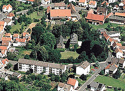 Fronhausen, Sp�tgotische Wasserburg, Foto: Reinhard Maurer, Rundflug 1991, S. 63