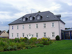 Herrenhaus, Feldseite. J. Friedhoff 2008.