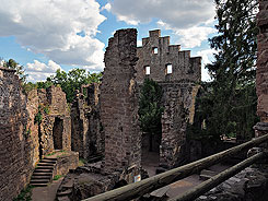 Zavelstein, Blick vom Torhaus im Norden auf den Steinbau in der Sdecke, Foto: Christoph Engels (2020)