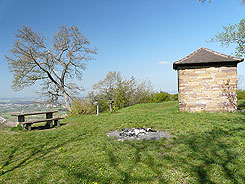 Burgplateau mit moderner Bebauung, Foto Jonas Froehlich 2021