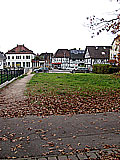 Wiese und Parkplatz (Teil der Burgstelle). Blick von Osten, Foto Heiko Wagner (2021)