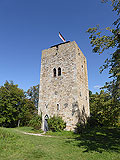 Wiedererrichteter Bergfried; Foto: Thorsten Sonnemann (2019)