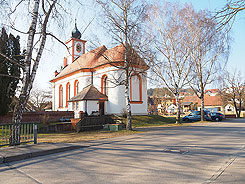 Erbach Bach, Ansicht der Kirche auf dem (vermeintlichen?) Burghgel; Foto: Christoph Engels (2022).