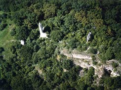 Die Ruinen der Burg Csővr vom Sden. Luftaufnahme (Foto: Zsuzsa Mikls, 2005)