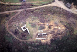 Die Burg Solymr. Luftaufnahme nach der Grabung 2005 (Foto: Zsuzsa Mikls)
