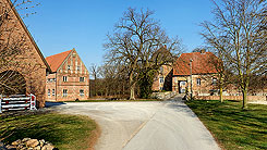 Haus Geist - Torhaus und Giebel des Brauhauses als Rest des ehem. Schlosses im Stil der Lippe-Renaissance - Foto: G. Wachholz 23.03.2022