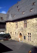 Hauptgeb�ude mit hofseitigem Treppenturm, Foto: J. Friedhoff (2001)