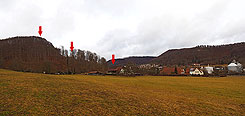 Albstadt Ebingen, Ehestetten Ortsburg, Ansicht auf den Ehestetter Hof von Sdosten, rechts Scheune mit Kirchenresten, mittig Alte Stadt, rechts Taubenfelsen; Foto: Christoph Engels (2023).