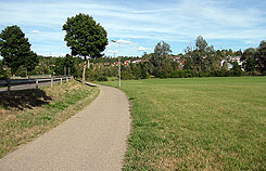 ber die ehemalige Burgstelle fhrt heute eine Strae. Blick von Westen (Foto Heiko Wagner 2022)