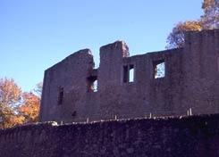 Zwingeranlage und Ringmauer der Hauptburg mit Wohnbauten, Foto: J. Friedhoff (2005)