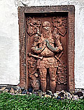 Am�nau, Grabplatte an der Kirche des 1578 verstorbenen Ritter Eitel L�wenstein von Rehen, Foto: S. Wagner Juli 2023