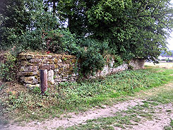 B�rgeln, westlicher Mauerzug als Teil des Gutshofs, Foto: G. Wagner Juli 2023