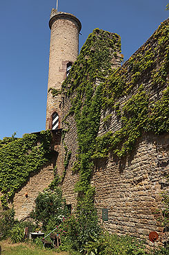Die Schildmauer mit dem Treppenturm (Foto Eismann 2023)