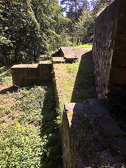 S�dseite des Wohnturms mit Treppe zu Wohngeb�uden, Foto: G. Wagner 2023