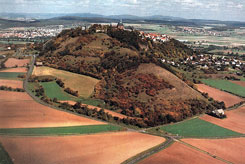 Gesamtansicht des Burgberges, Foto Reinhard Maurer, Rundflug, 1991 S. 31