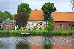 Haus Empte: Das Herrenhaus in Baumberger Sandstein, errichtet 1767 � 70 auf den Fundamenten eines aus dem 16. Jh. stammenden Vorg�ngerbaus. Ein urspr�nglich vorhandenes Obergeschoss wurde im 19. Jh. abgetragen. Foto: G. Wachholz 2024