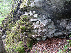 Westseite des nrdlichen Felsens. Mit Mauerwerk unterfangener Fels. Blick von Sdwesten (Foto Heiko Wagner 2019)