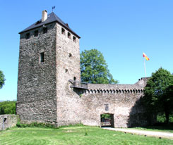 Bergfried von der Kapelle aus gesehen, Foto: Alexander F�rst zu Sayn-Wittgenstein-Sayn