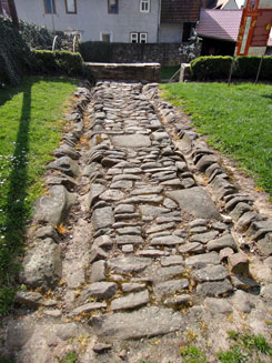 Transloziertes, ergrabenes Teilst�ck der Stra�e im Schlossbereich (Foto Eismann 2014)