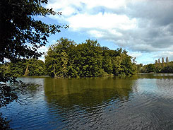 Reste der Motte als Insel im See, Foto: H. Dirkes 2024
