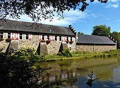 Herrnstein, Wirtschaftsgebude mit Wassergraben, Foto: H. Dirkes 2024