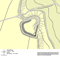 Ebenweiler, Burgstall im Oberholz; Planskizze nach Geo-Portal Baden-W�rttemberg (Datenquelle: LGL, www.lgl-bw.de) und Boris Blum, in: Hans Ulrich Rudolf (Hrsg.), St�tten der Herrschaft und Macht, Burgen und Schl�sser im Landkreis Ravensburg (Oberschwaben, Ansichten und Aussichten 9), Ostfildern 2013, S. 178; Entwurf: Christoph Engels (2025).
