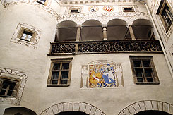Breiteneich: Detailansicht der Hoffassade mit Arkadengang. Foto: Gerhard Reichhalter (1999).