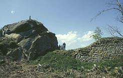 Burgleiten: Ansicht des Turmfelsens von Norden. Foto: Thomas Khtreiber (2003).