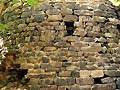 Eibenstein: Das hochmittelalterliche Quadermauerwerk der Kapellenapsis. Foto: Gerhard Reichhalter (1999).