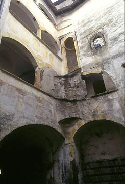 Engelstein: Detailansicht des Arkadenhofs der Kernburg. Foto: Thomas Khtreiber (2003)