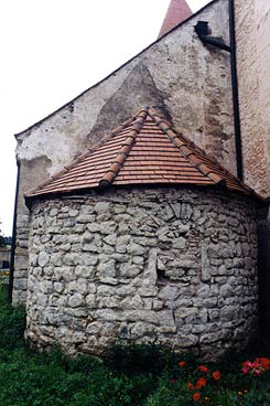 Pfarrkirche Friedersbach: Hochmittelalterliches Mauerwerk an der Apsis der sdlichen Seitenkapelle. Foto: Thomas Khtreiber (2003).