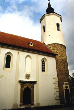 Fronsburg: Schlosskapelle und anschlieender Rundturm. Foto: Gerhard Reichhalter (1999).