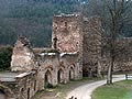 Gars: Sdwestlicher Schalenturm und Wohntrakt vom Burghof. Foto: Olaf Wagener (2006).