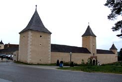 Rosenburg: Schaufront der Umfassungsmauern des 'Turnierhofes'. Foto: Olaf Wagener (2006).