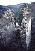 Blick vom Palas auf die Burgkapelle, Foto: Thomas Khtreiber (1998)