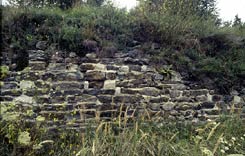 Detailansicht romanischen Mauerwerks aus der Kernburg. Foto: Thomas Khtreiber (1997)