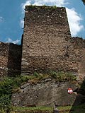 Der westliche Bergfried der Kernburg. Foto: Thomas Khtreiber (2003)