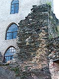 Ostecke des Berings der Kernburg mit stlichem Bergfried. Foto: Thomas Khtreiber (2003)