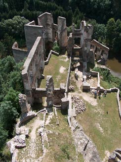 Die stlichen Wohntrakte von Westen. Foto: Gerhard Reichhalter (2003)