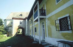 Mollenburg: Die Vorburg mit dem Meierhof und Torbau von Norden. Foto: Thomas Khtreiber (2002)