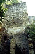 Der Bergfried von Osten. Foto: Thomas Khtreiber (2002)