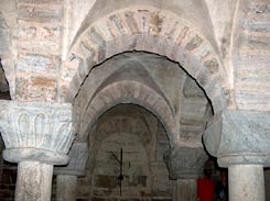 Burgkirche. Kapitelle der Westkrypta. Foto: Thomas Khtreiber (2003)