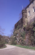 Ringmauer mit rundem Flankenturm (Tourelle), Foto: J. Friedhoff (2004)