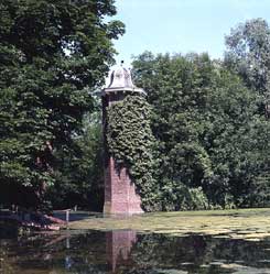 Voorn, kasteelterrein met duiventorentje, foto: Kransberg (1979)