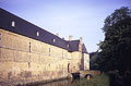 Vorburg mit Br�cke zum Hof, Foto: J. Friedhoff (1998)
