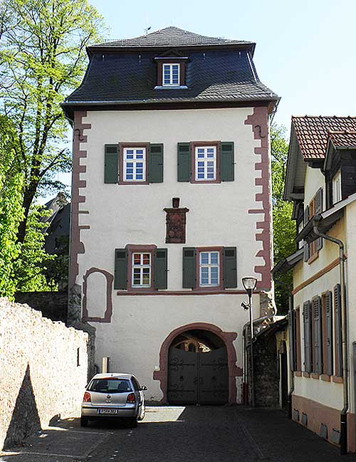 Eingangsbereich des Schlosses mit Torhaus (Foto T.St. 2013)