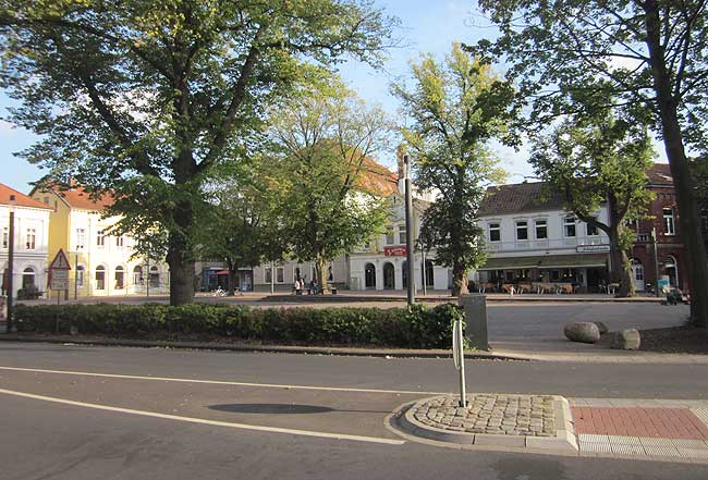 Der heutige Schlossplatz von der Kirchenseite aus. Foto Frank Both, September 2016.