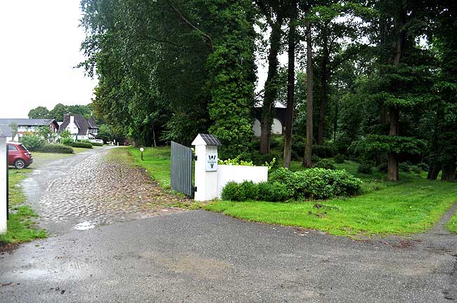 Blick nach Nordost in die heutige Einfahrt, rechts schwach die wallartige Erhöhung zu erkennen (M. Jansen 2017).