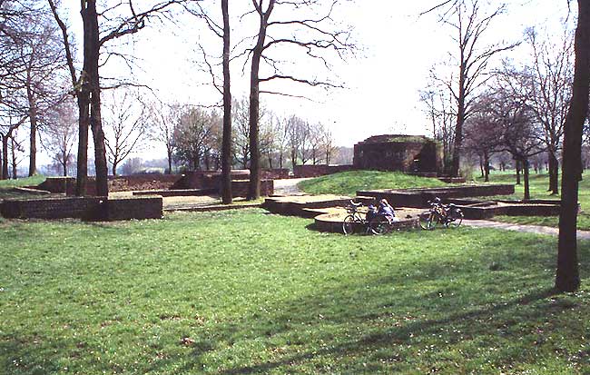 Ruine Wachtendonk. Foto Jens Weoblewski (2000)